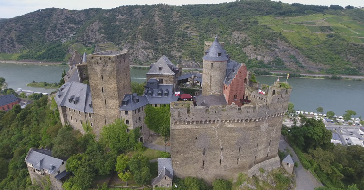 Kasteel Schönburg bij Duitse Oberwesel gefilmd met DJI Phantom 4