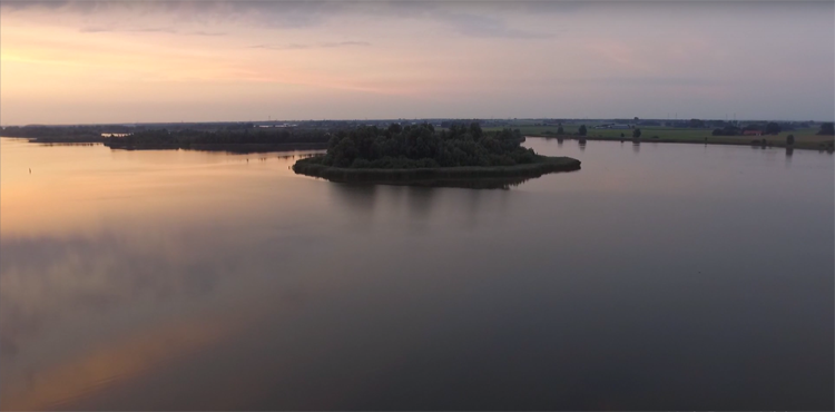 Oorgat in het Vossemeer gefilmd tijdens zonsopkomst