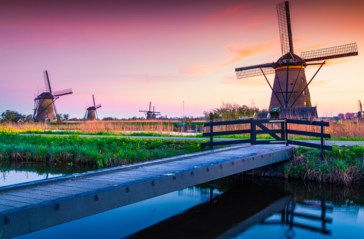 Kinderdijk gefilmd tijdens zonsopkomst