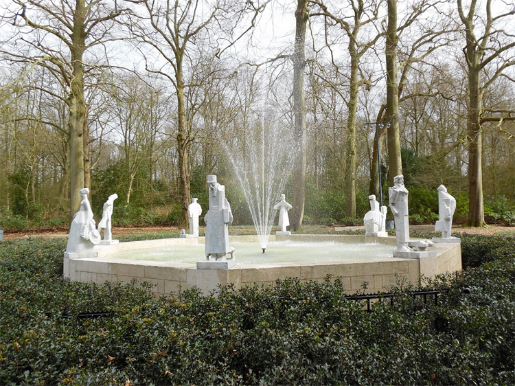 Hildebrandmonument in de Haarlemmerhout gefilmd met drone